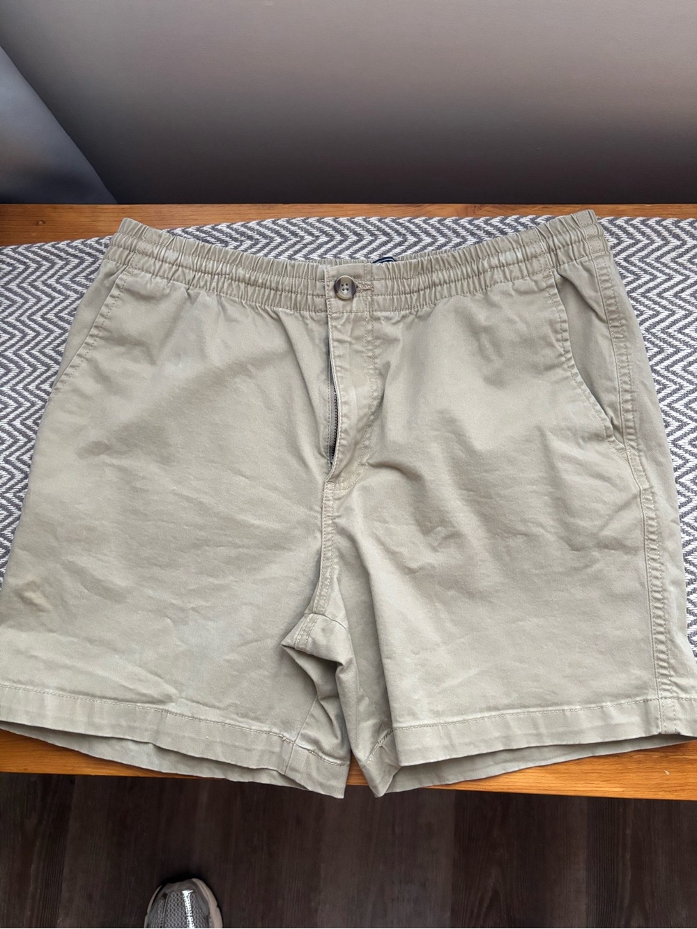 crown & ivy Men's Light Khaki Flat-Front Shorts